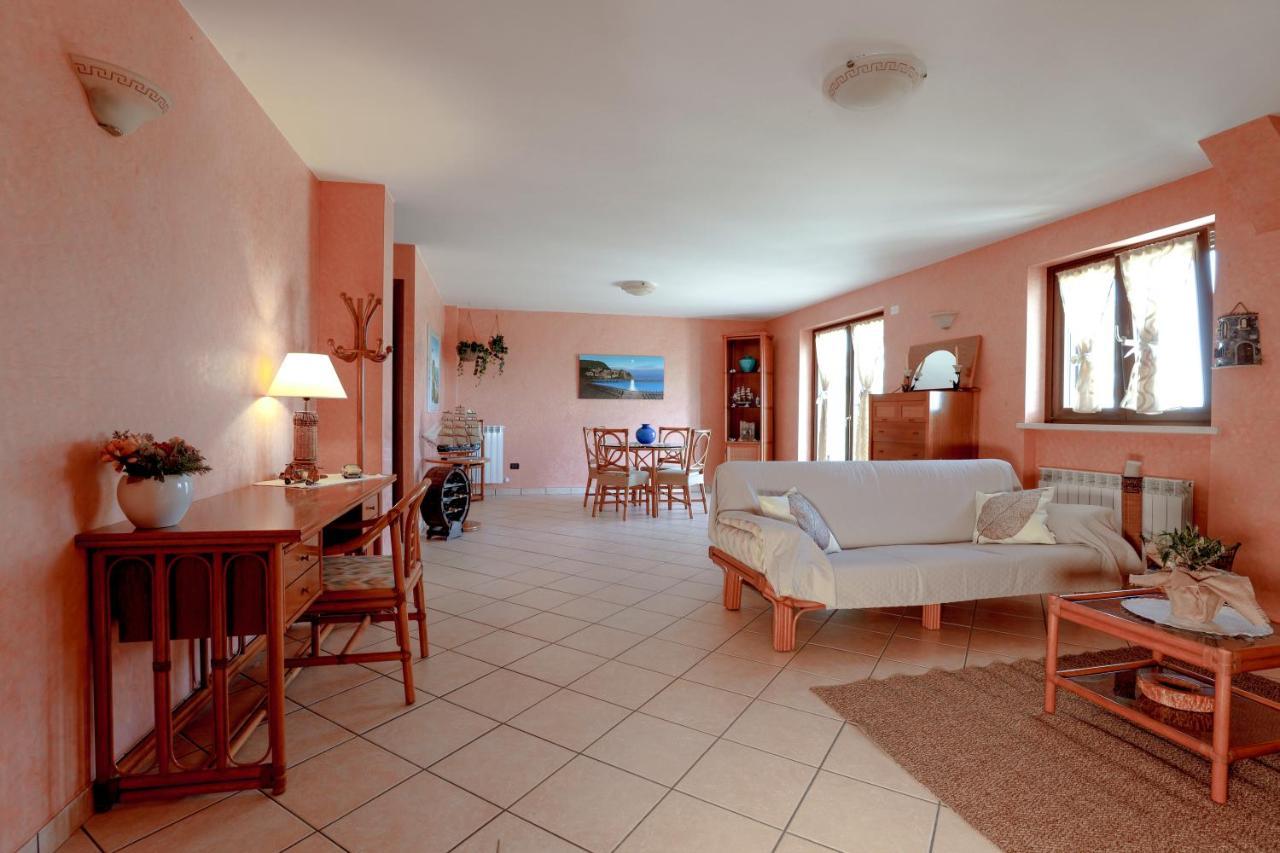 Le Terrazze Apartment เรกานาติ ภายนอก รูปภาพ